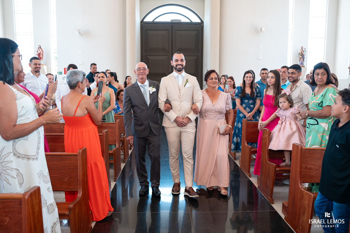 Casamento na igreja de São Pedro em para de minas com fotos lindas  do fotografo Isabel lemos o melhor fotografo da cidade de Para de minas 