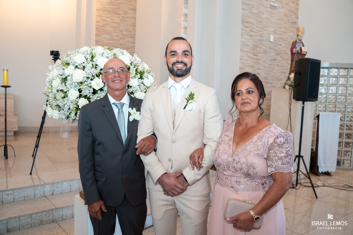 Casamento na igreja de São Pedro em para de minas com fotos lindas  do fotografo Isabel lemos o melhor fotografo da cidade de Para de minas 