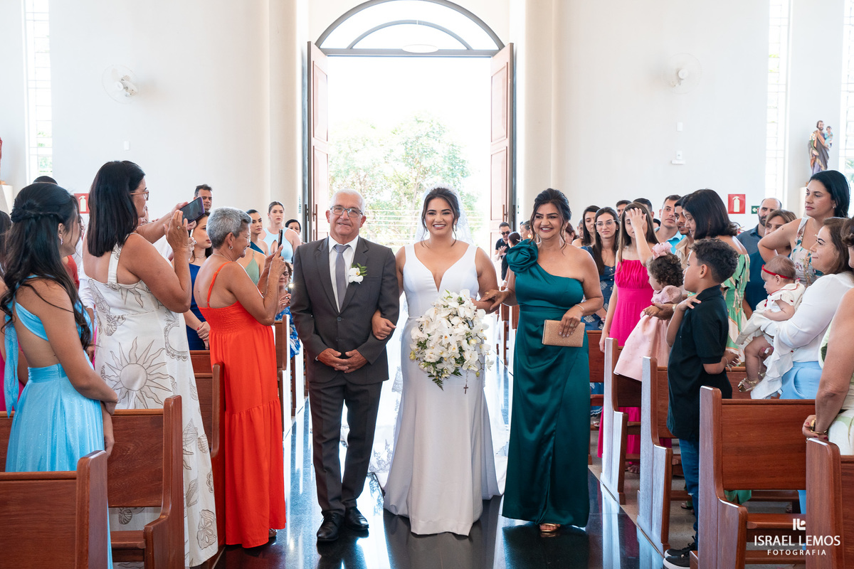 Casamento na igreja de São Pedro em para de minas com fotos lindas  do fotografo Isabel lemos o melhor fotografo da cidade de Para de minas 