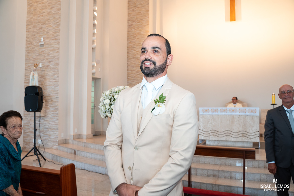 noivo saindo pra buscar a noiva