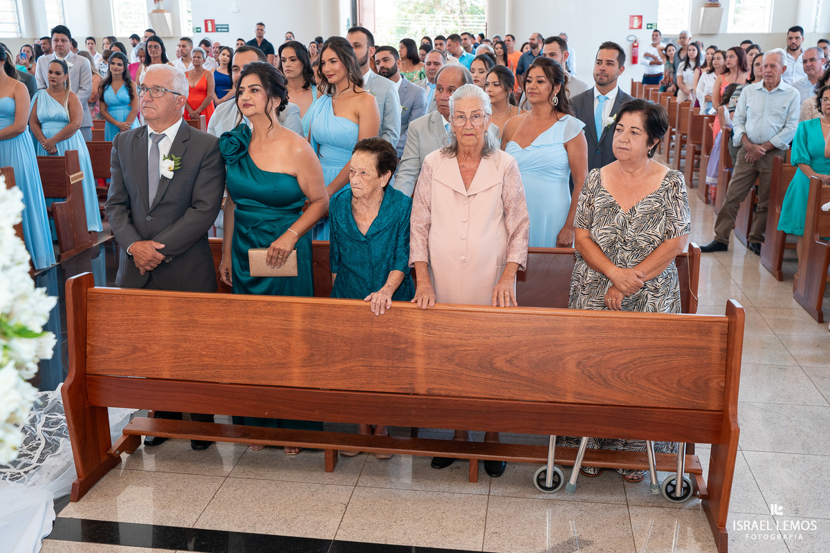 Casamento na igreja de São Pedro em para de minas com fotos lindas  do fotografo Isabel lemos o melhor fotografo da cidade de Para de minas 