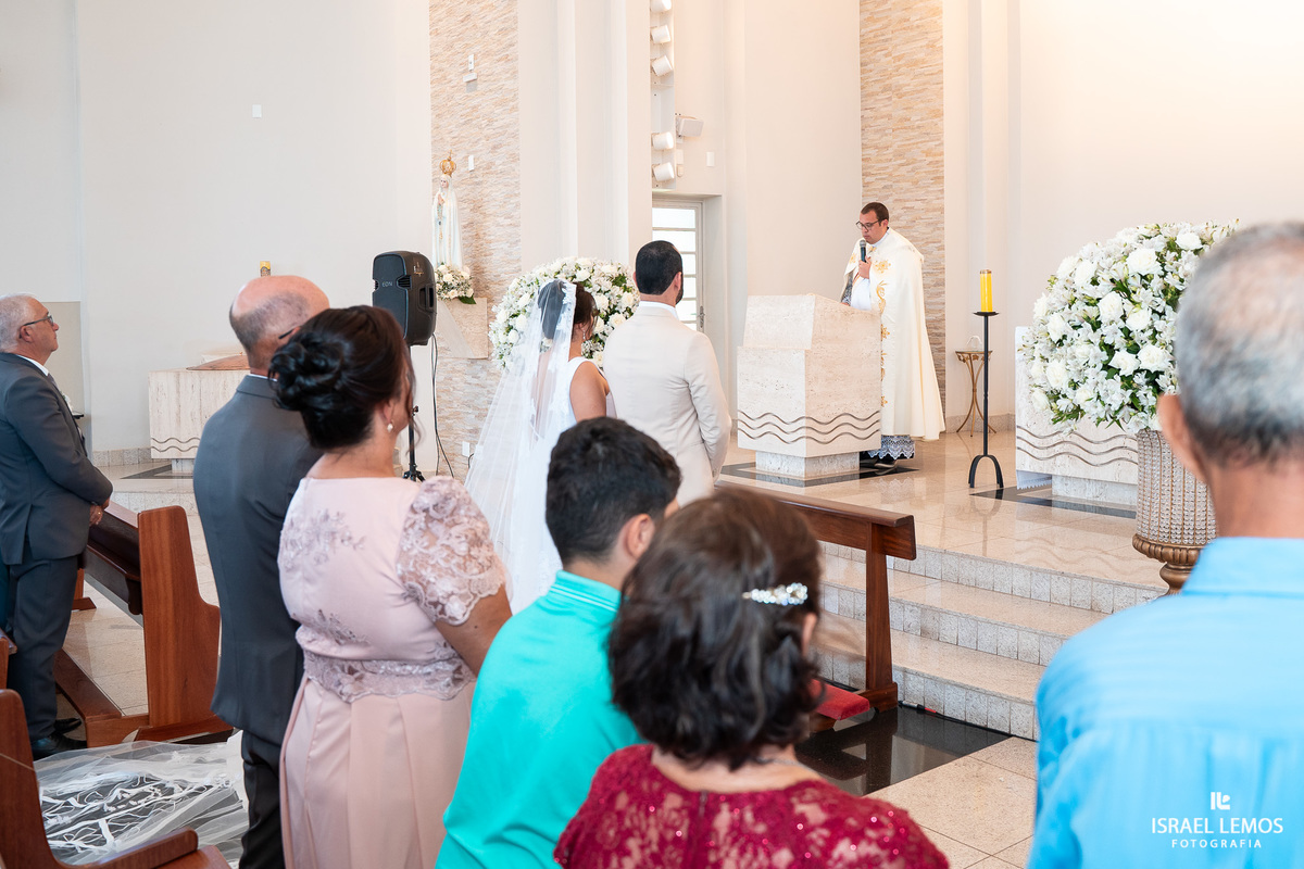 Casamento na igreja de São Pedro em para de minas com fotos lindas  do fotografo Isabel lemos o melhor fotografo da cidade de Para de minas 