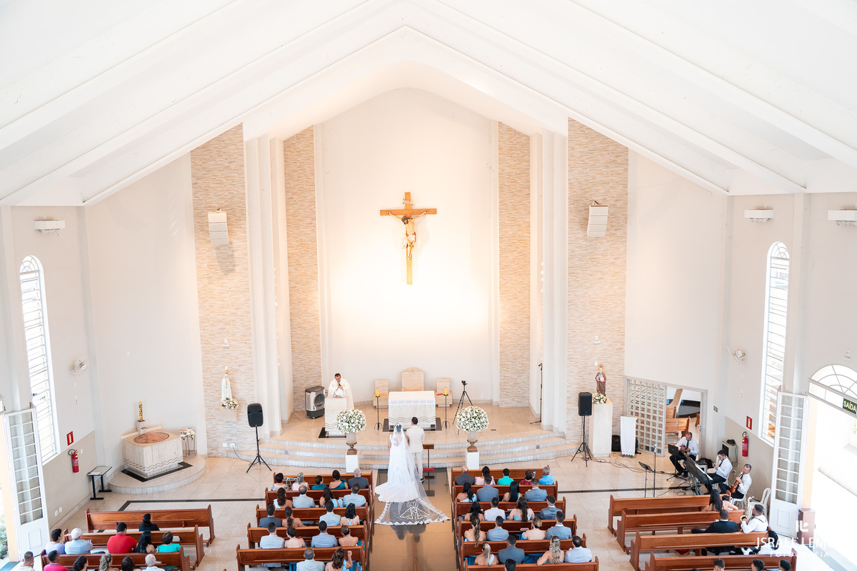 Casamento na igreja de São Pedro em para de minas com fotos lindas  do fotografo Isabel lemos o melhor fotografo da cidade de Para de minas 