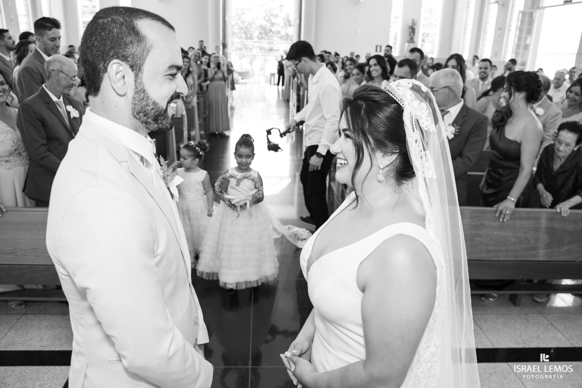 Casamento na igreja de São Pedro em para de minas com fotos lindas  do fotografo Isabel lemos o melhor fotografo da cidade de Para de minas v