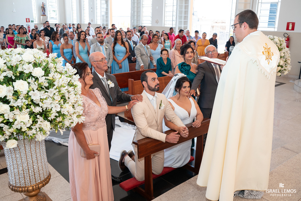 Casamento na igreja de São Pedro em para de minas com fotos lindas  do fotografo Isabel lemos o melhor fotografo da cidade de Para de minas 