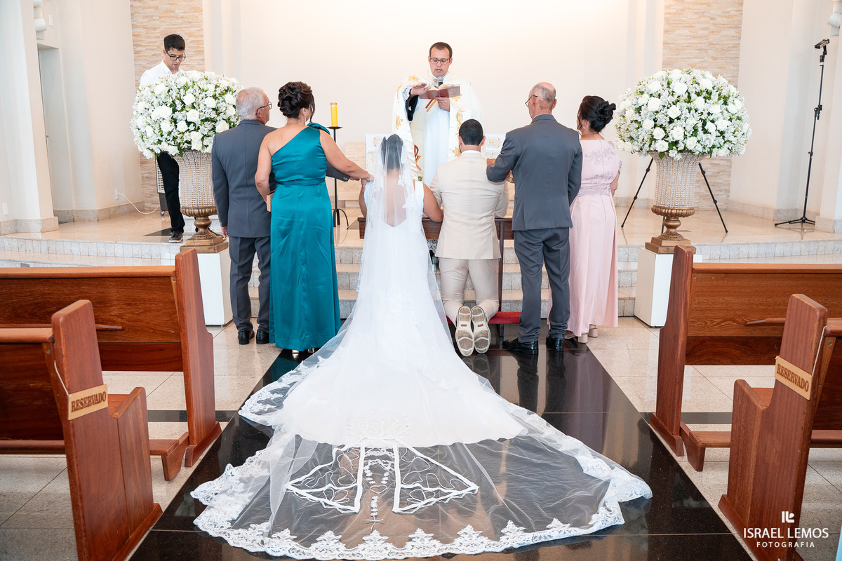 Casamento na igreja de São Pedro em para de minas com fotos lindas  do fotografo Isabel lemos o melhor fotografo da cidade de Para de minas 