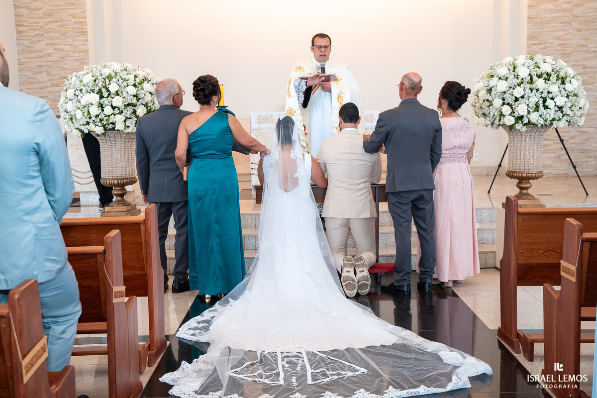 Casamento na igreja de São Pedro em para de minas com fotos lindas  do fotografo Isabel lemos o melhor fotografo da cidade de Para de minas 