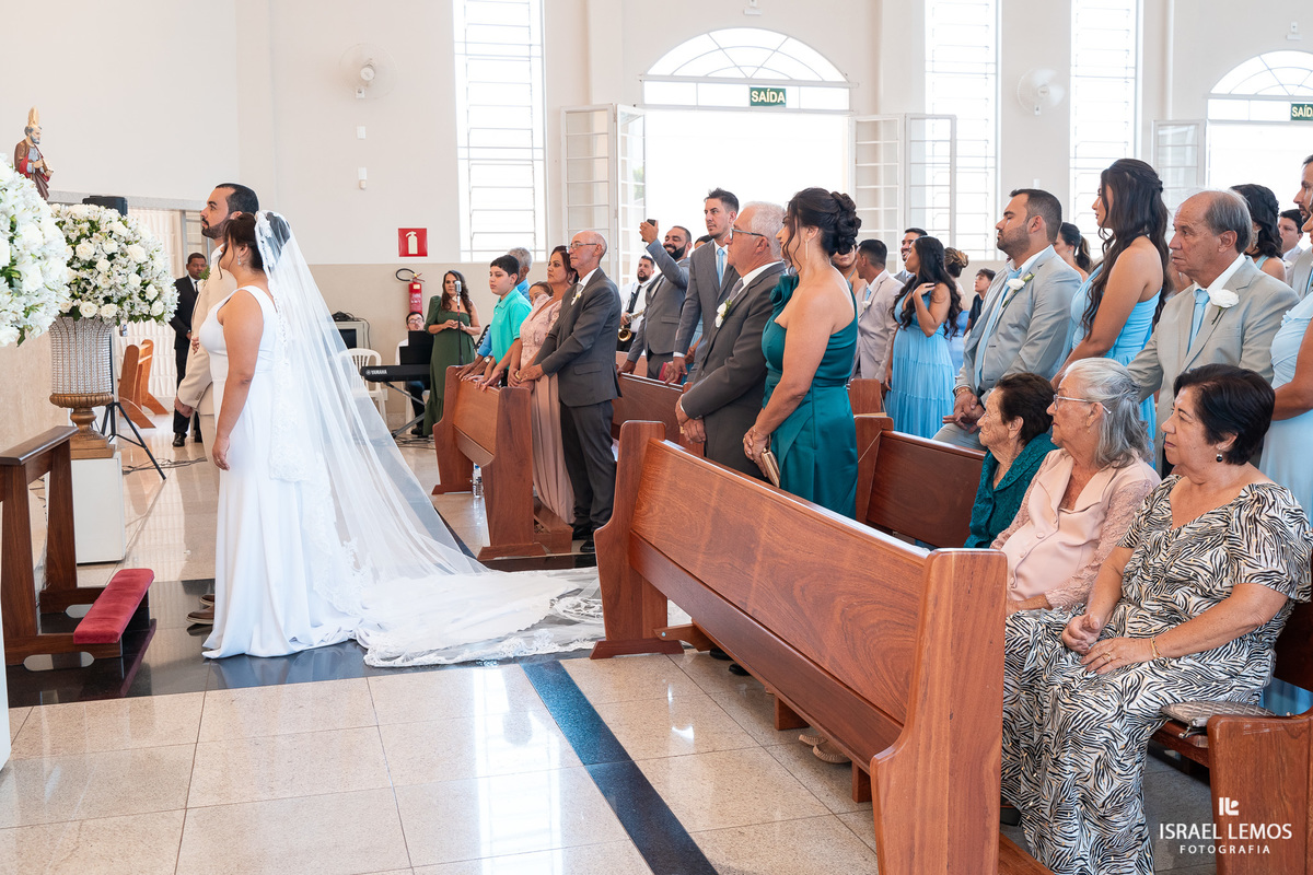 Casamento na igreja de São Pedro em para de minas com fotos lindas  do fotografo Isabel lemos o melhor fotografo da cidade de Para de minas 