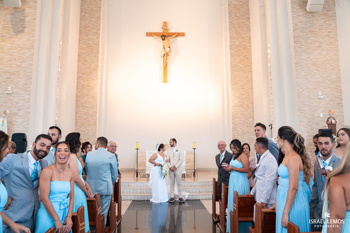 Casamento na igreja de São Pedro em para de minas com fotos lindas  do fotografo Isabel lemos o melhor fotografo da cidade de Para de minas 