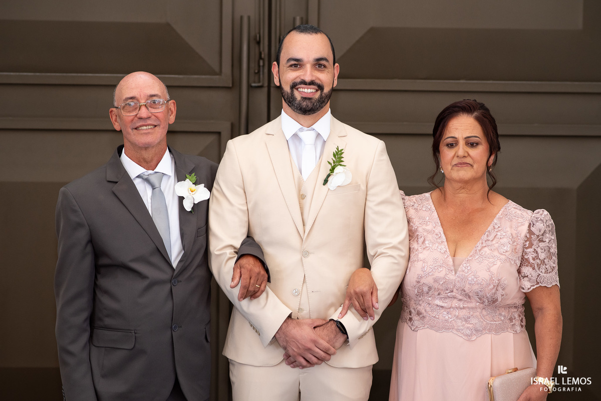 Casamento na igreja de São Pedro em para de minas com fotos lindas  do fotografo Isabel lemos o melhor fotografo da cidade de Para de minas 