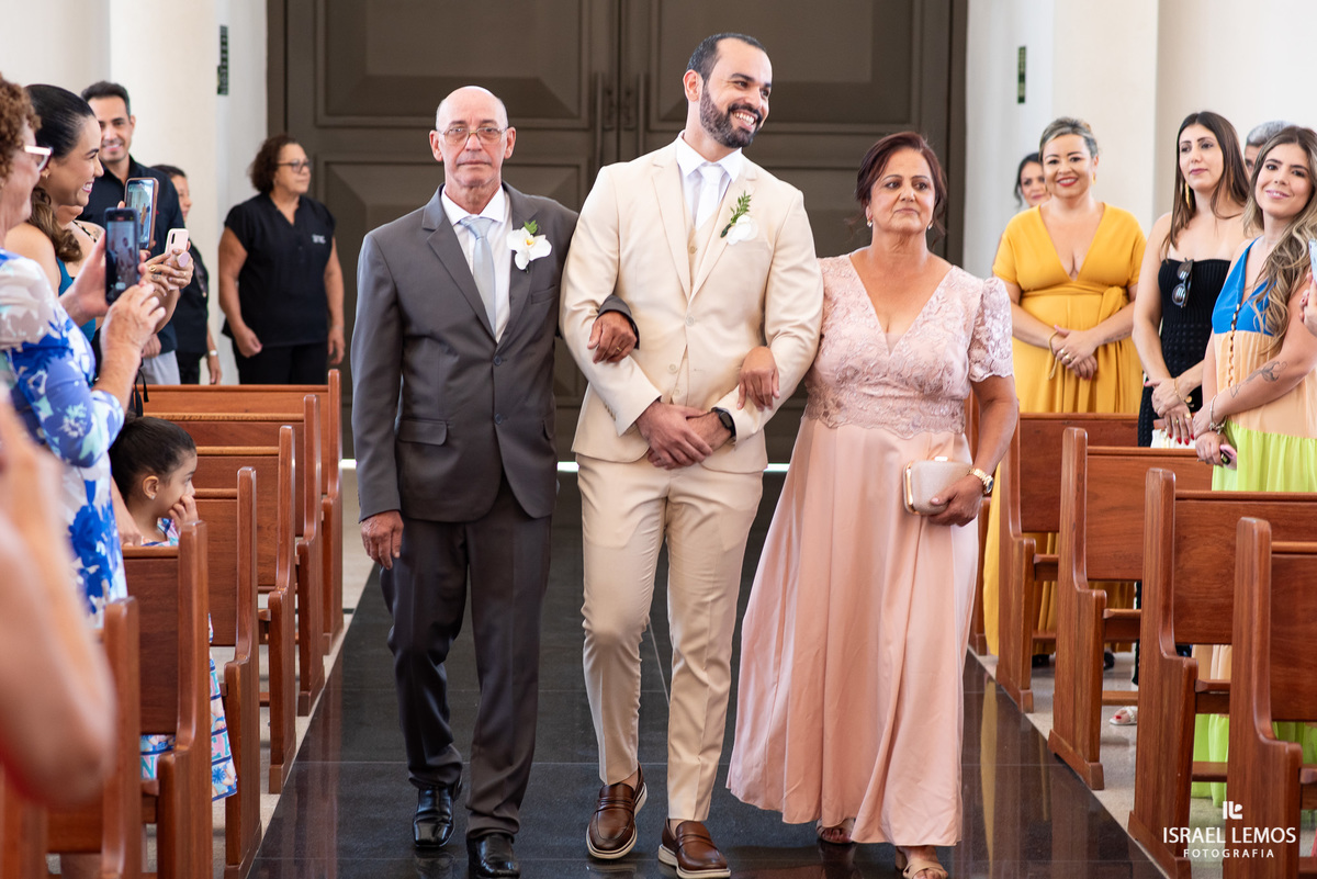 Casamento na igreja de São Pedro em para de minas com fotos lindas  do fotografo Isabel lemos o melhor fotografo da cidade de Para de minas 