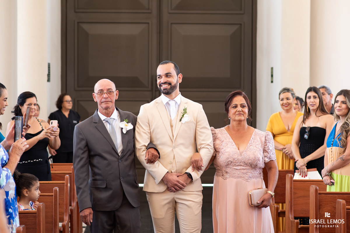 Casamento na igreja de São Pedro em para de minas com fotos lindas  do fotografo Isabel lemos o melhor fotografo da cidade de Para de minas 