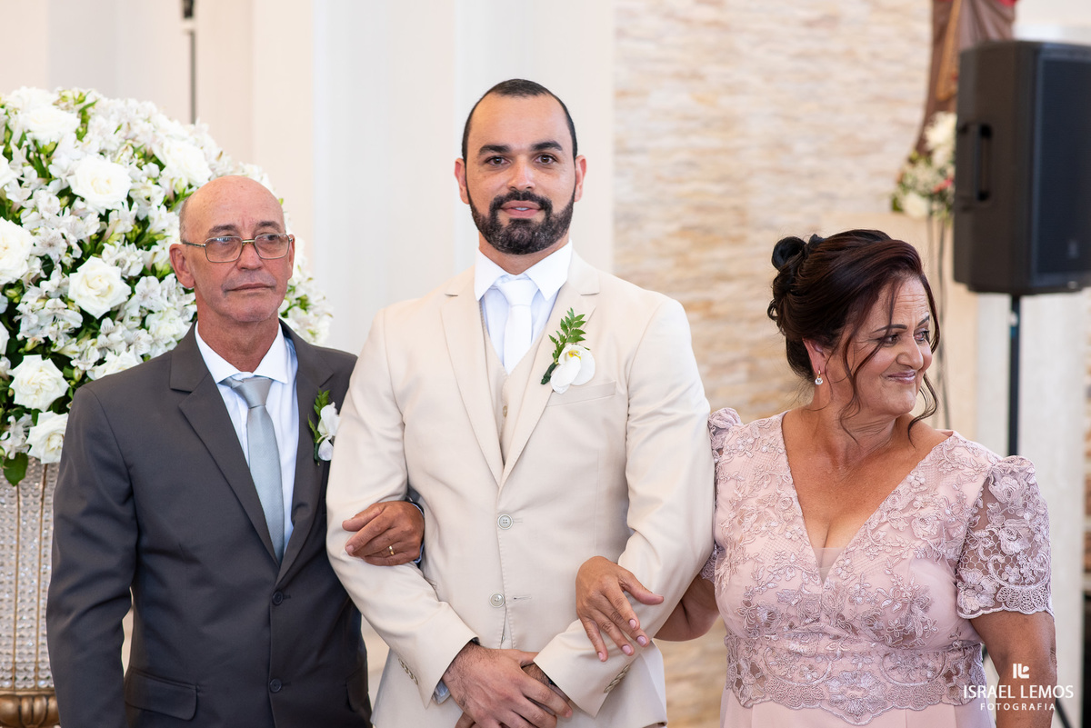 Casamento na igreja de São Pedro em para de minas com fotos lindas  do fotografo Isabel lemos o melhor fotografo da cidade de Para de minas Casamento na igreja de São Pedro em para de minas com fotos lindas  do fotografo Isabel lemos o melhor fotografo da