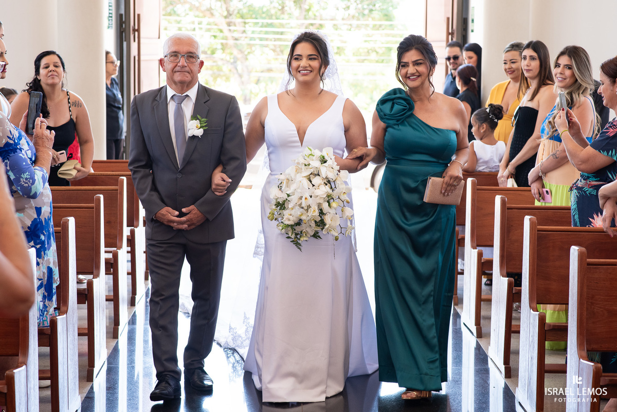 Casamento na igreja de São Pedro em para de minas com fotos lindas  do fotografo Isabel lemos o melhor fotografo da cidade de Para de minas 