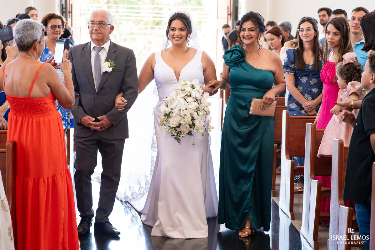 Casamento na igreja de São Pedro em para de minas com fotos lindas  do fotografo Isabel lemos o melhor fotografo da cidade de Para de minas 