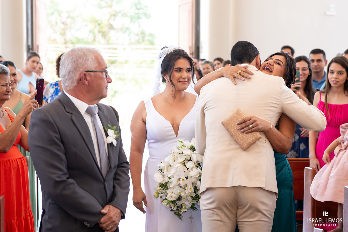 Casamento na igreja de São Pedro em para de minas com fotos lindas  do fotografo Isabel lemos o melhor fotografo da cidade de Para de minas 