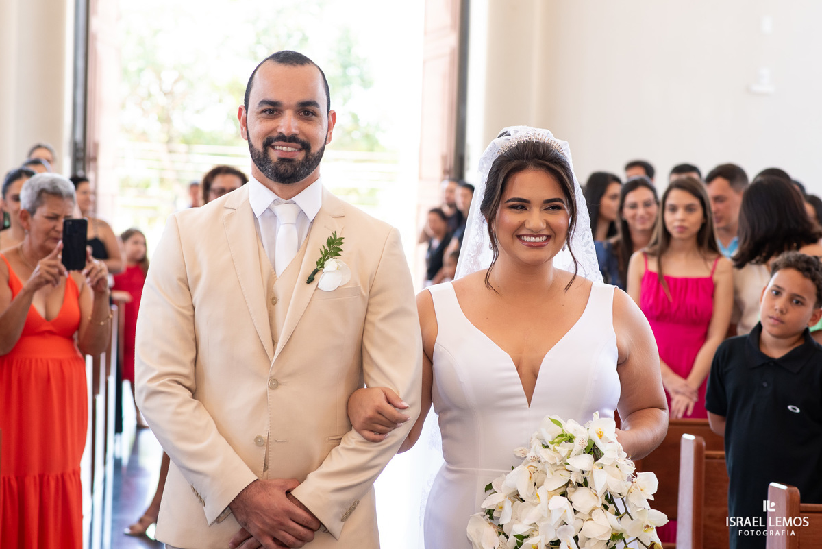 Casamento na igreja de São Pedro em para de minas com fotos lindas  do fotografo Isabel lemos o melhor fotografo da cidade de Para de minas 