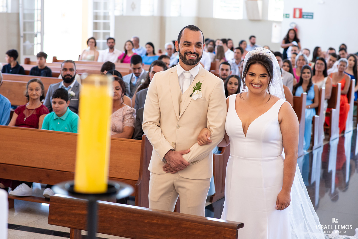 Casamento na igreja de São Pedro em para de minas com fotos lindas  do fotografo Isabel lemos o melhor fotografo da cidade de Para de minas 