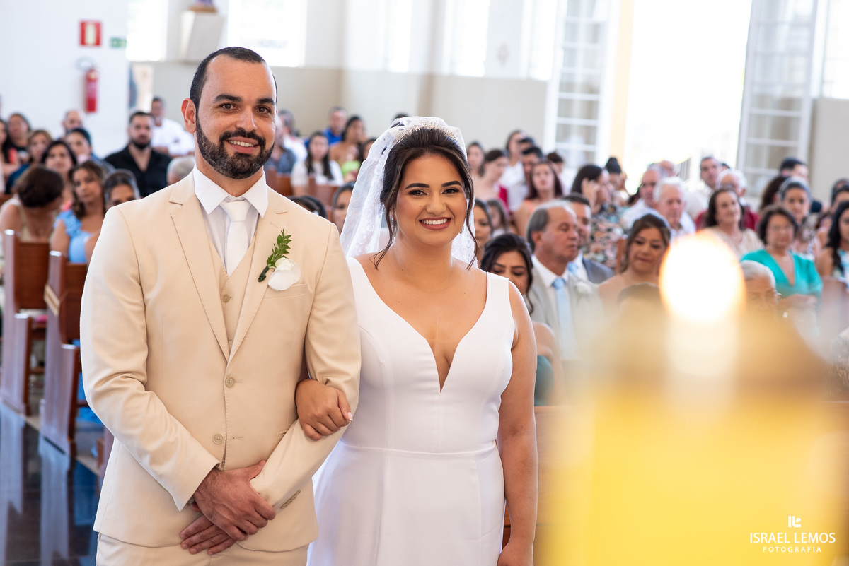 Casamento na igreja de São Pedro em para de minas com fotos lindas  do fotografo Isabel lemos o melhor fotografo da cidade de Para de minas 