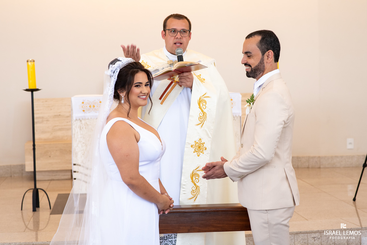 Casamento na igreja de São Pedro em para de minas com fotos lindas  do fotografo Isabel lemos o melhor fotografo da cidade de Para de minas 