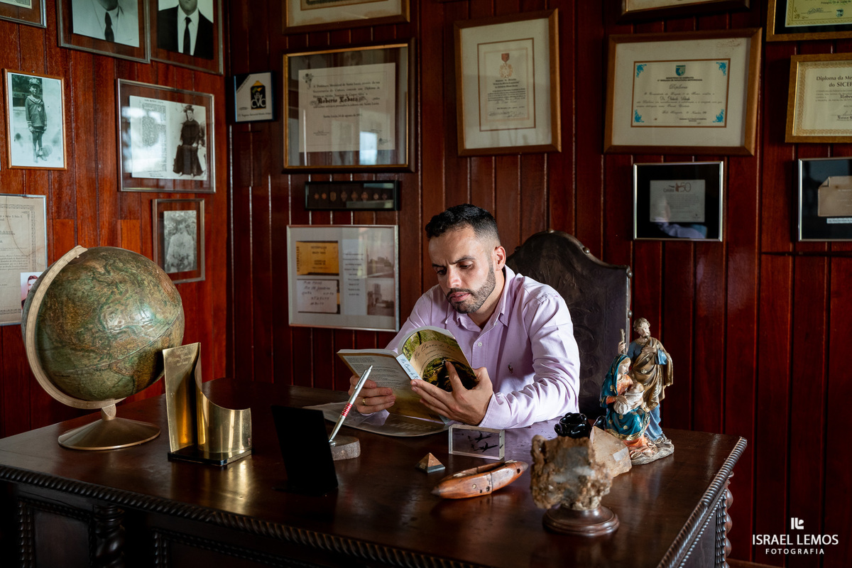 foto de Roberto lobato em sua mesa pitangui