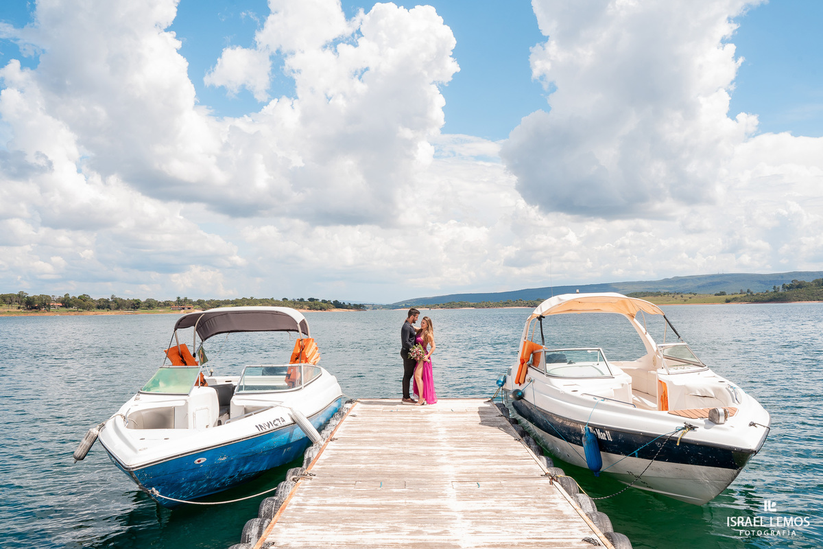 aluguel de lancha em capitolio para as fotos de casal 
