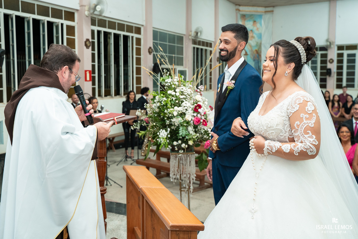 Fotografia de casamento na cidade de Juatuba na igreja sao sebastião com o fotografo Israel Lemos o melhor de Juatuba 