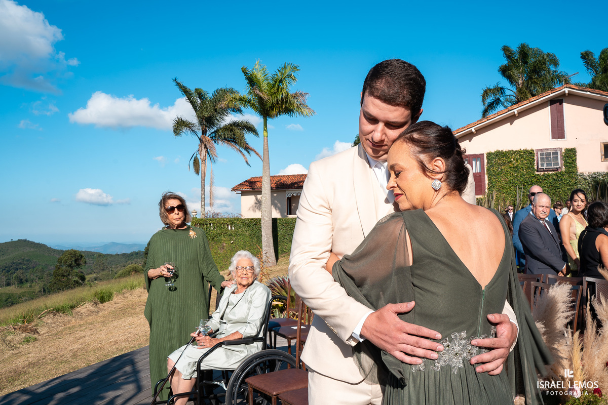 momento da despedida da mae com o filho
