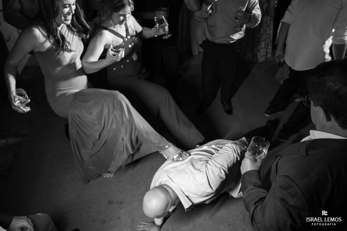 recepção do casamento no villa relicario na ciado de Ouro Preto com o melhor fotografo de Ouro Preto Israel lemos e mulheres pisam no homem mesmo