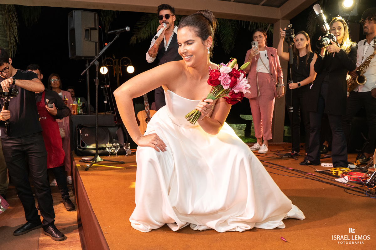 noiva vai ate o chao na hora do buque e