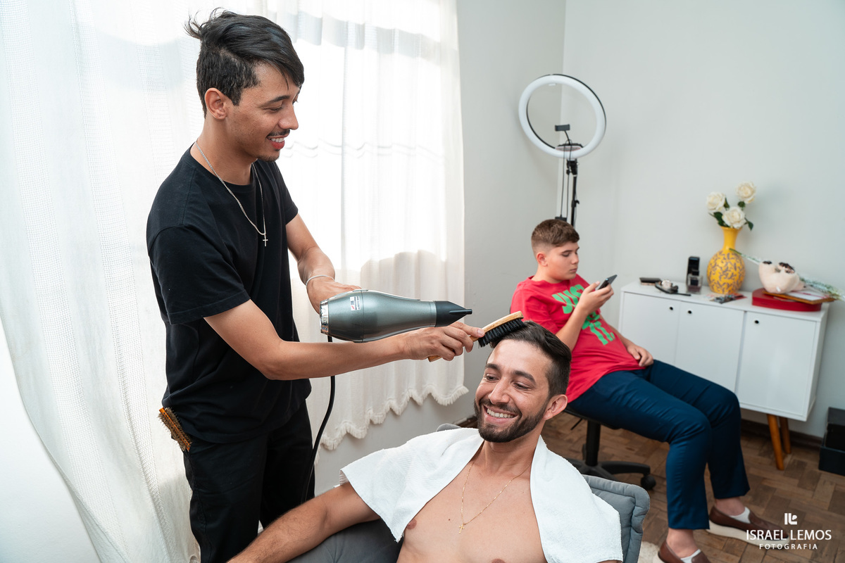 Noivo se arruma em pitangui para casamento com o fotografo Israellemos 