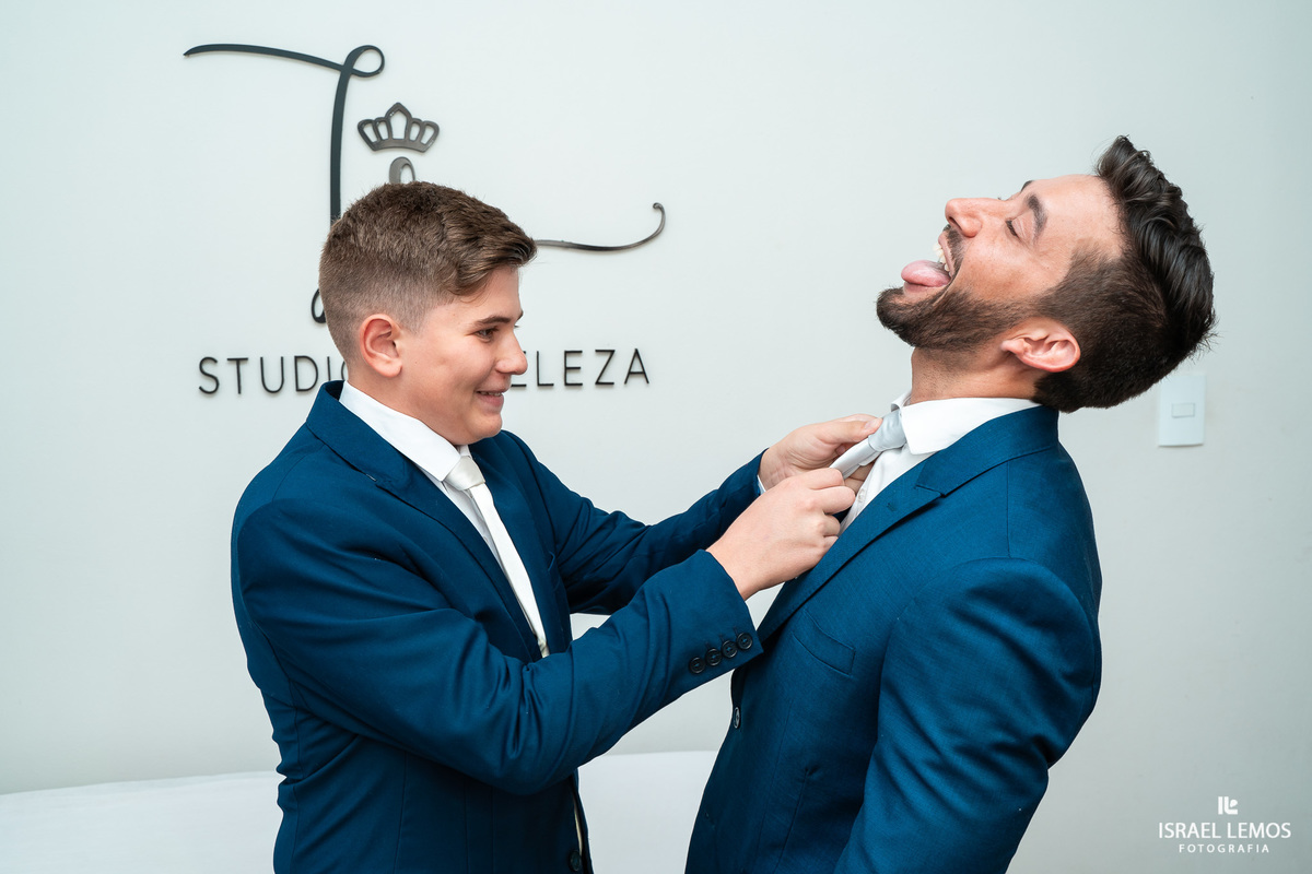 Noivo se arruma em pitangui para casamento com o fotografo Israellemos 