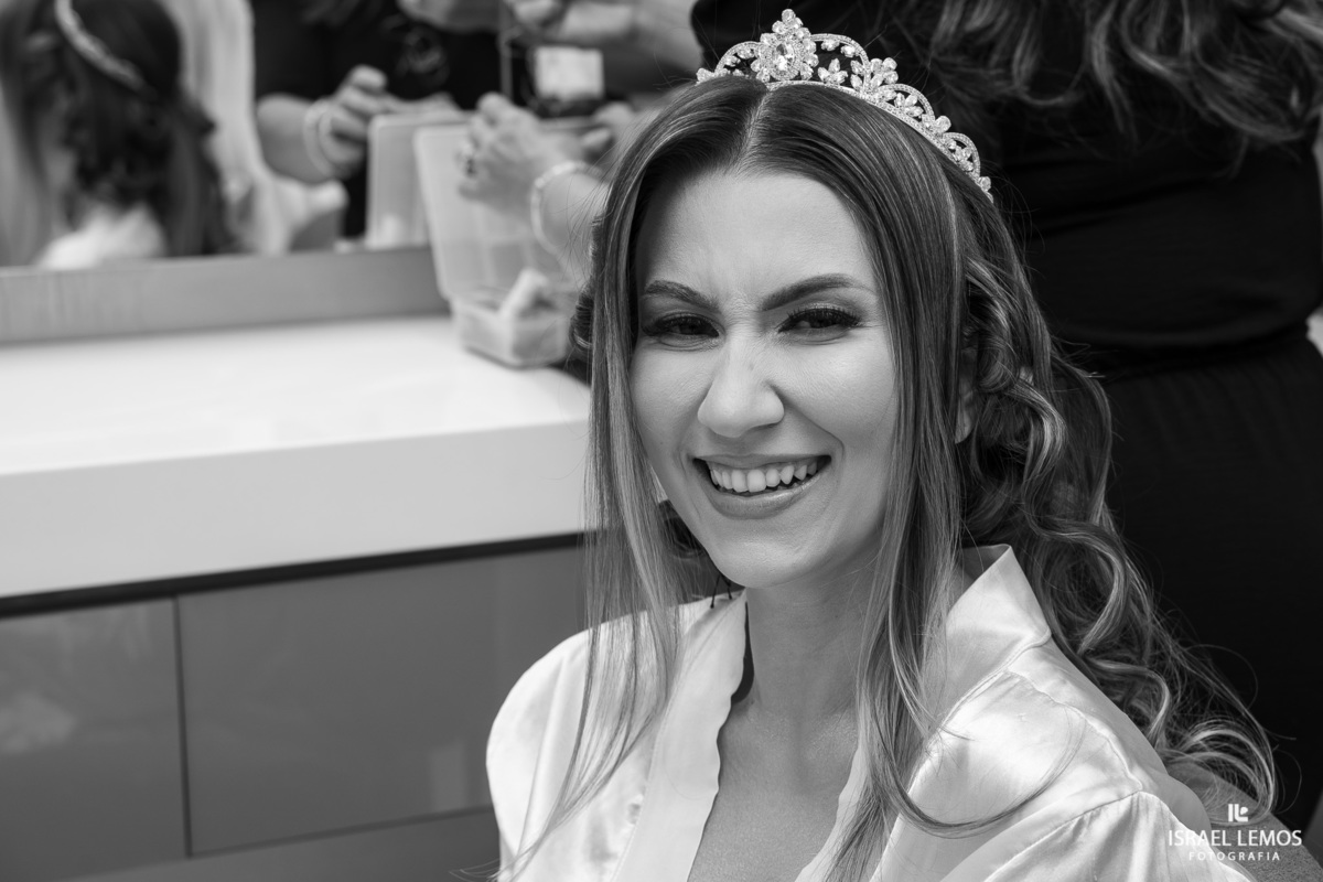 Noiva se arruma em pitangui para casamento com o fotografo Israellemos 