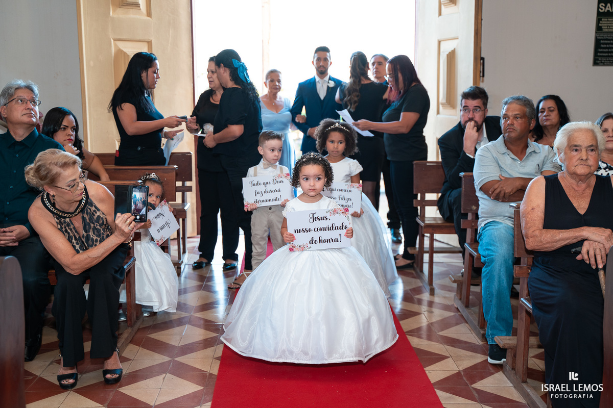 fotografia de casamento na cidade de pitangui na igreja de sao Francisco 