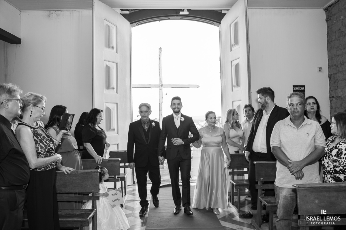fotografia de casamento na cidade de pitangui na igreja de sao Francisco 