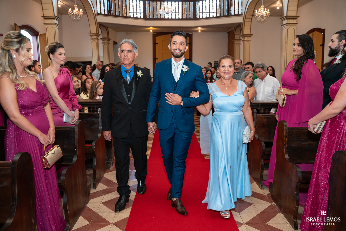 fotografia de casamento na cidade de pitangui na igreja de sao Francisco 