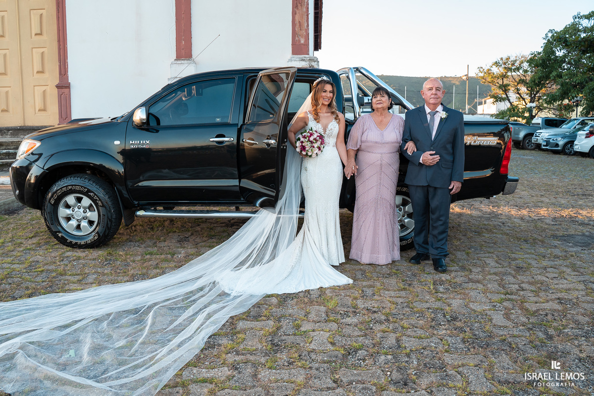 noiva saindo do carro