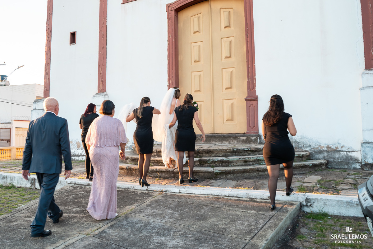 fotografia de casamento na cidade de pitangui na igreja de sao Francisco 