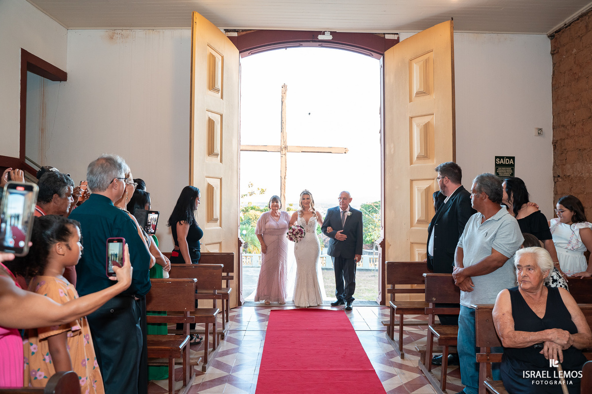 fotografia de casamento na cidade de pitangui na igreja de sao Francisco 
