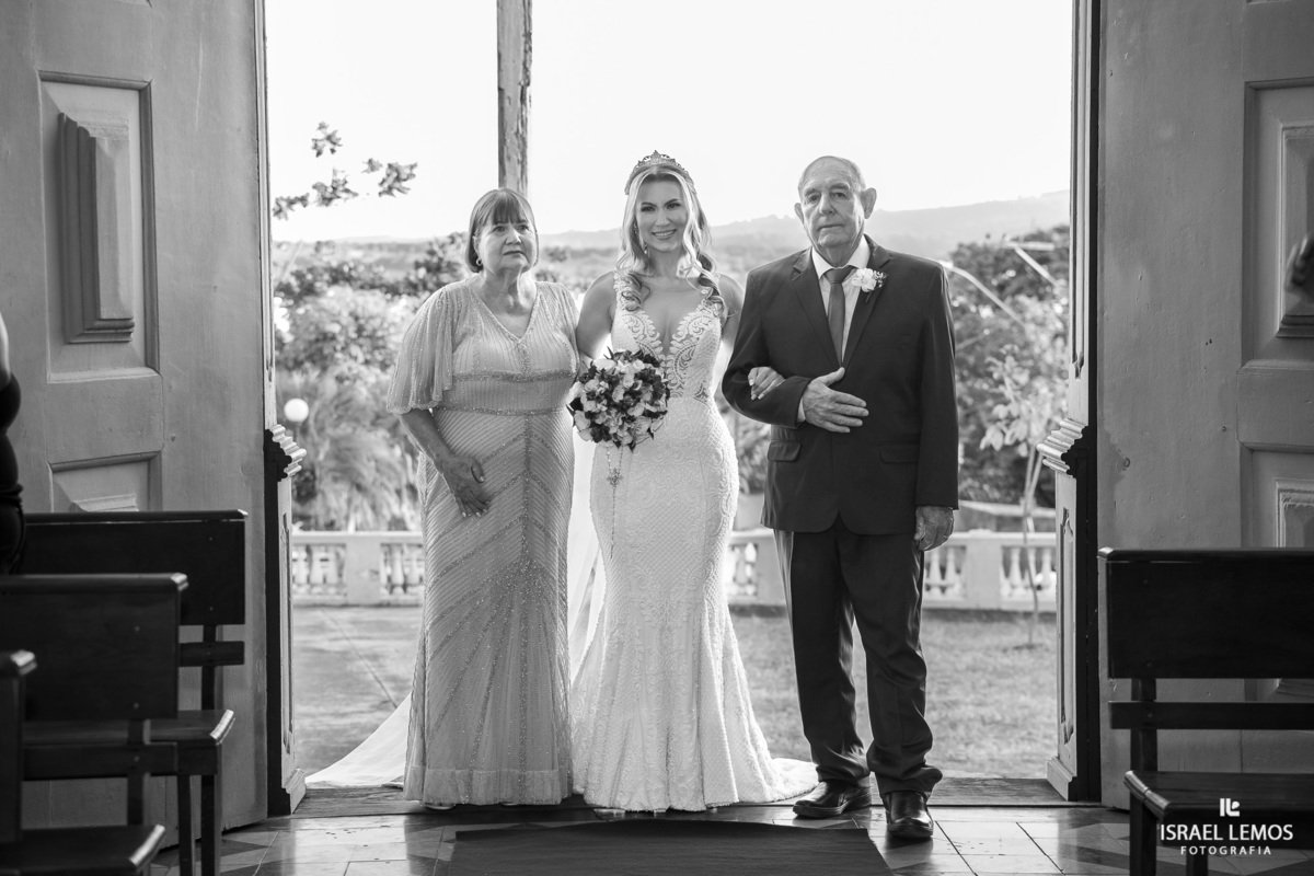 fotografia de casamento na cidade de pitangui na igreja de sao Francisco 