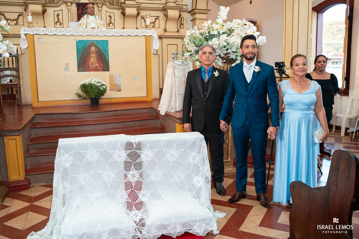 fotografia de casamento na cidade de pitangui na igreja de sao Francisco 
