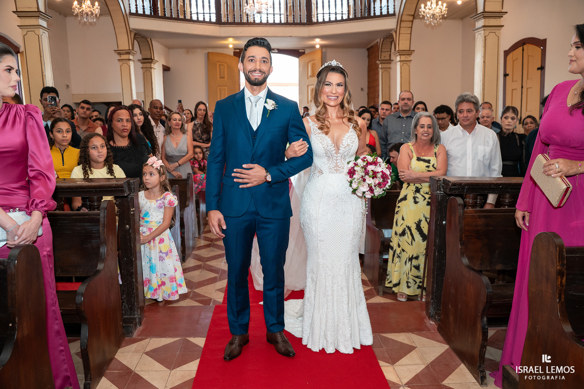 fotografia de casamento na cidade de pitangui na igreja de sao Francisco 