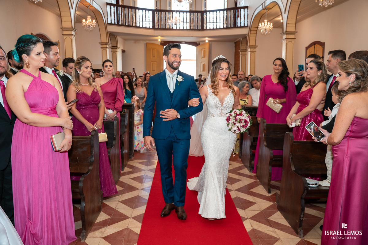 fotografia de casamento na cidade de pitangui na igreja de sao Francisco 