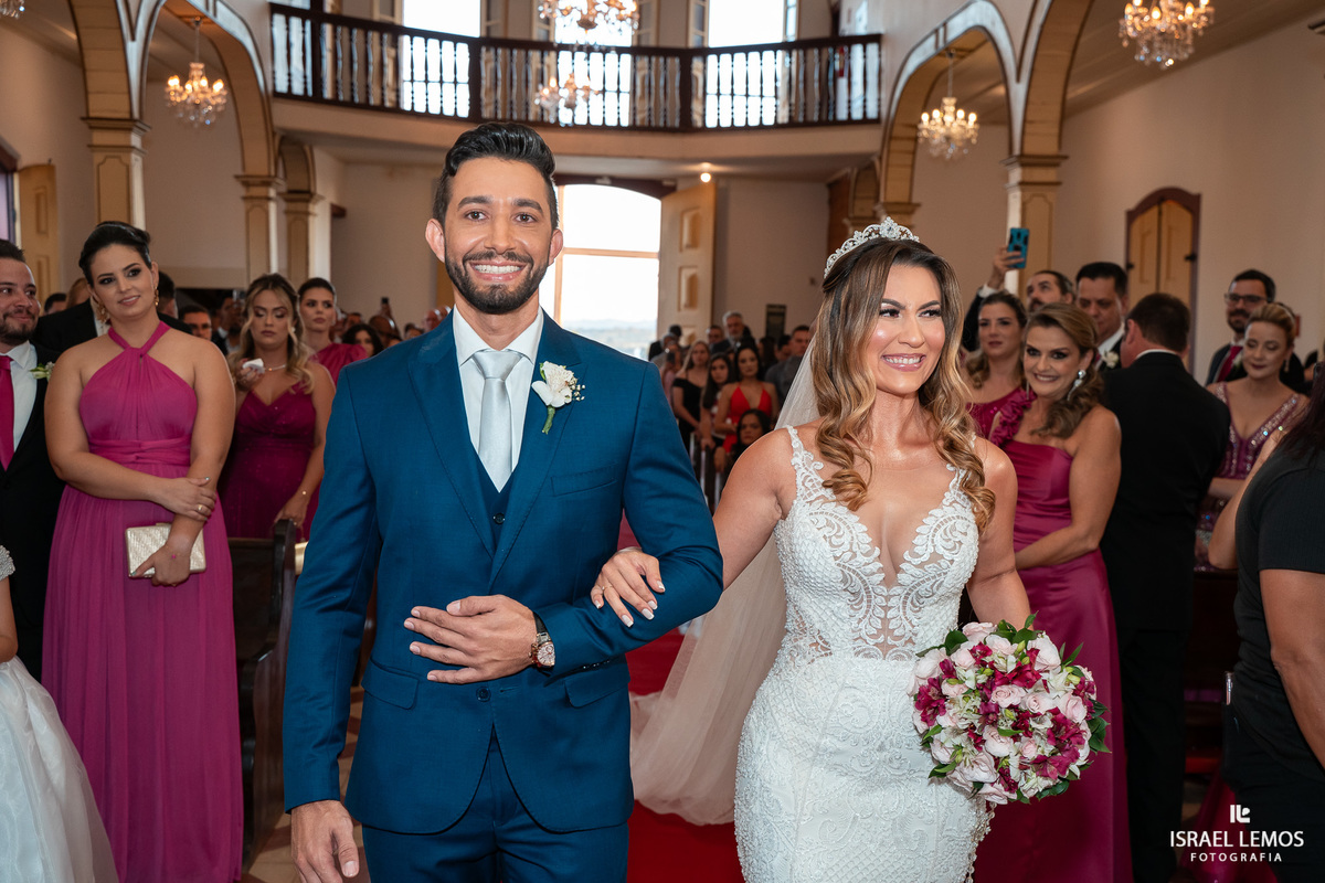 fotografia de casamento na cidade de pitangui na igreja de sao Francisco 