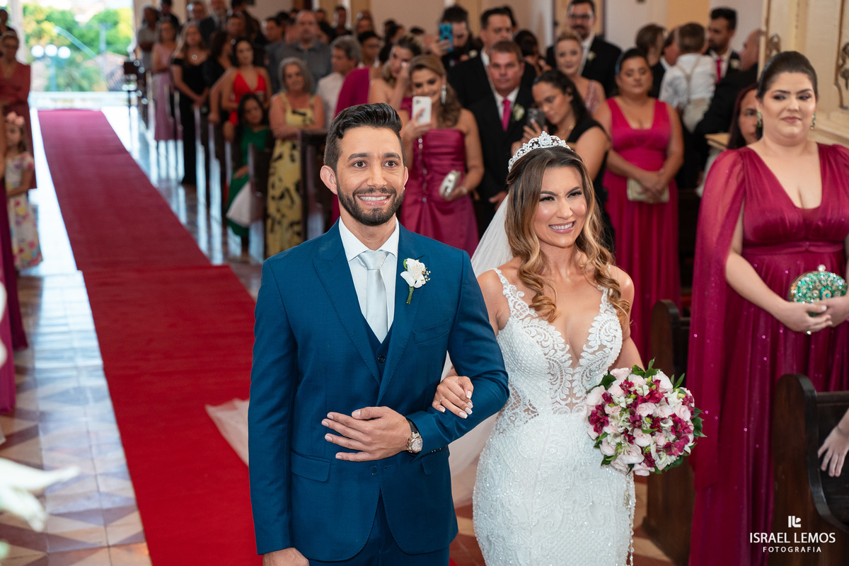 fotografia de casamento na cidade de pitangui na igreja de sao Francisco 