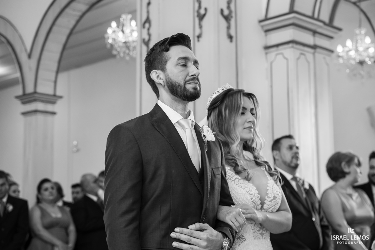 fotografia de casamento na cidade de pitangui na igreja de sao Francisco 
