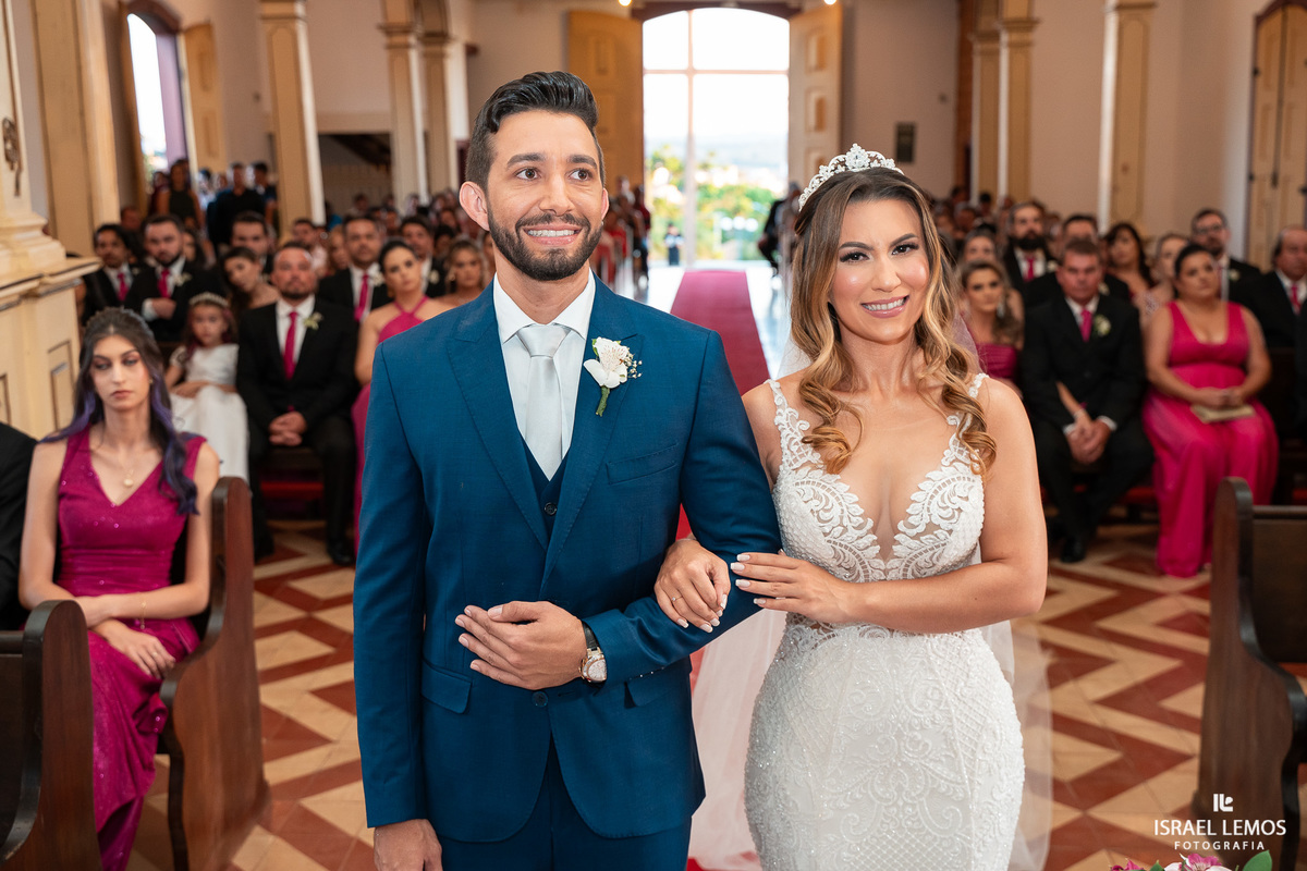 fotografia de casamento na cidade de pitangui na igreja de sao Francisco 