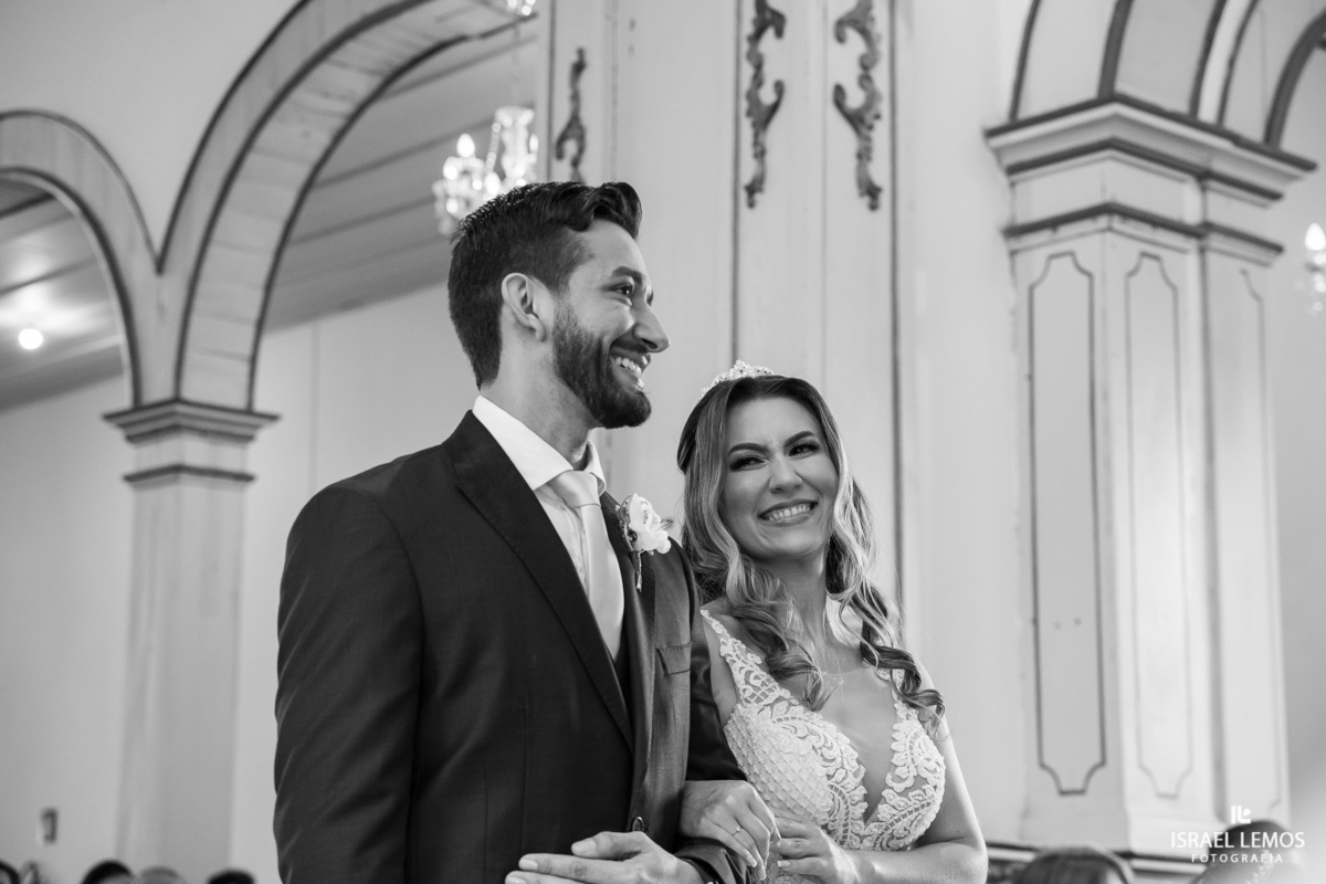 fotografia de casamento na cidade de pitangui na igreja de sao Francisco 