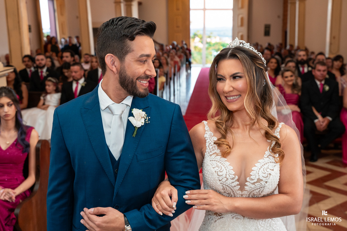 fotografia de casamento na cidade de pitangui na igreja de sao Francisco 
