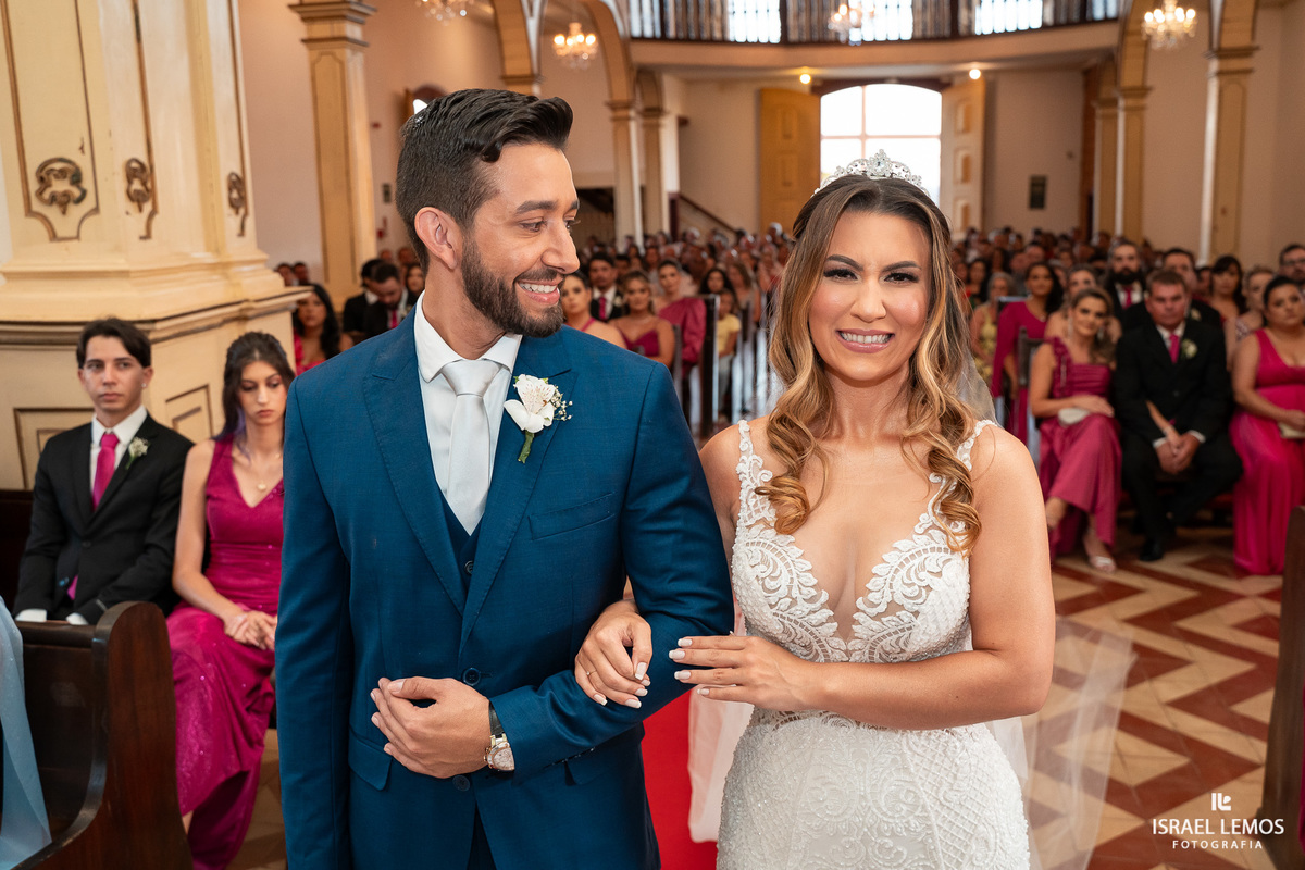 fotografia de casamento na cidade de pitangui na igreja de sao Francisco 
